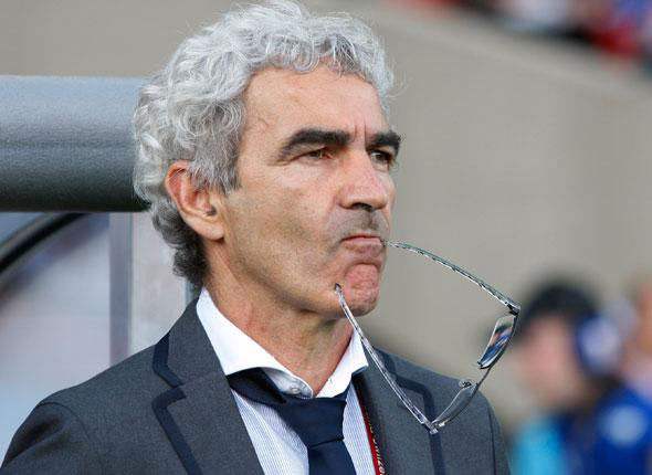 足球裁判用硬币决定开球方,足球比赛前由裁判抛掷一枚硬币