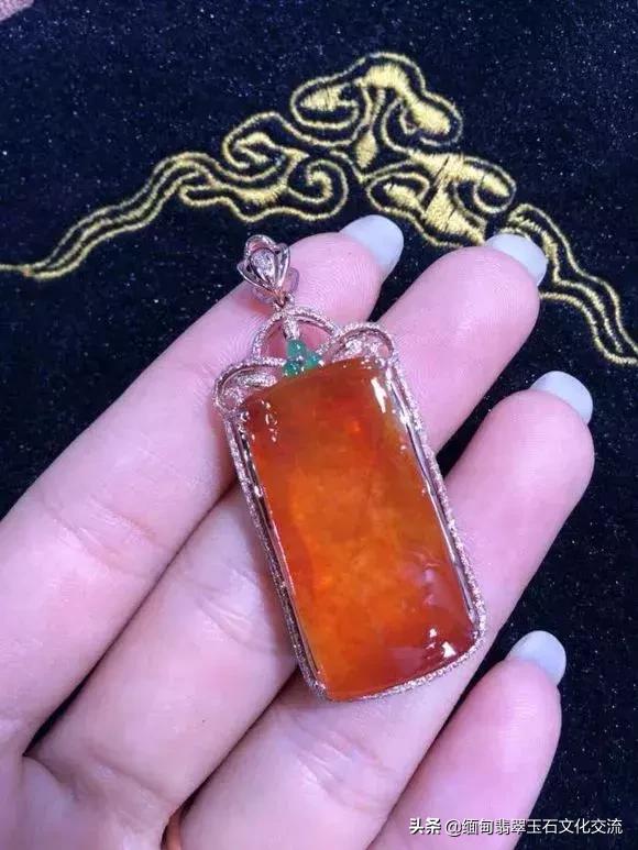 奇葩土豪竟把翡翠丢进火炉烧,烧出后色彩却十分鲜艳漂亮
