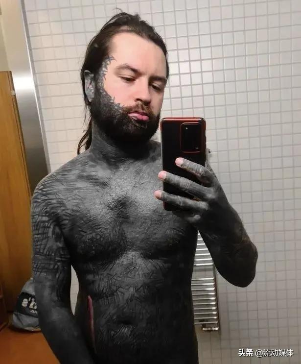 喜剧演员扮“超人”用手拦汽车，表演失败撞到踉跄丨趣观世界