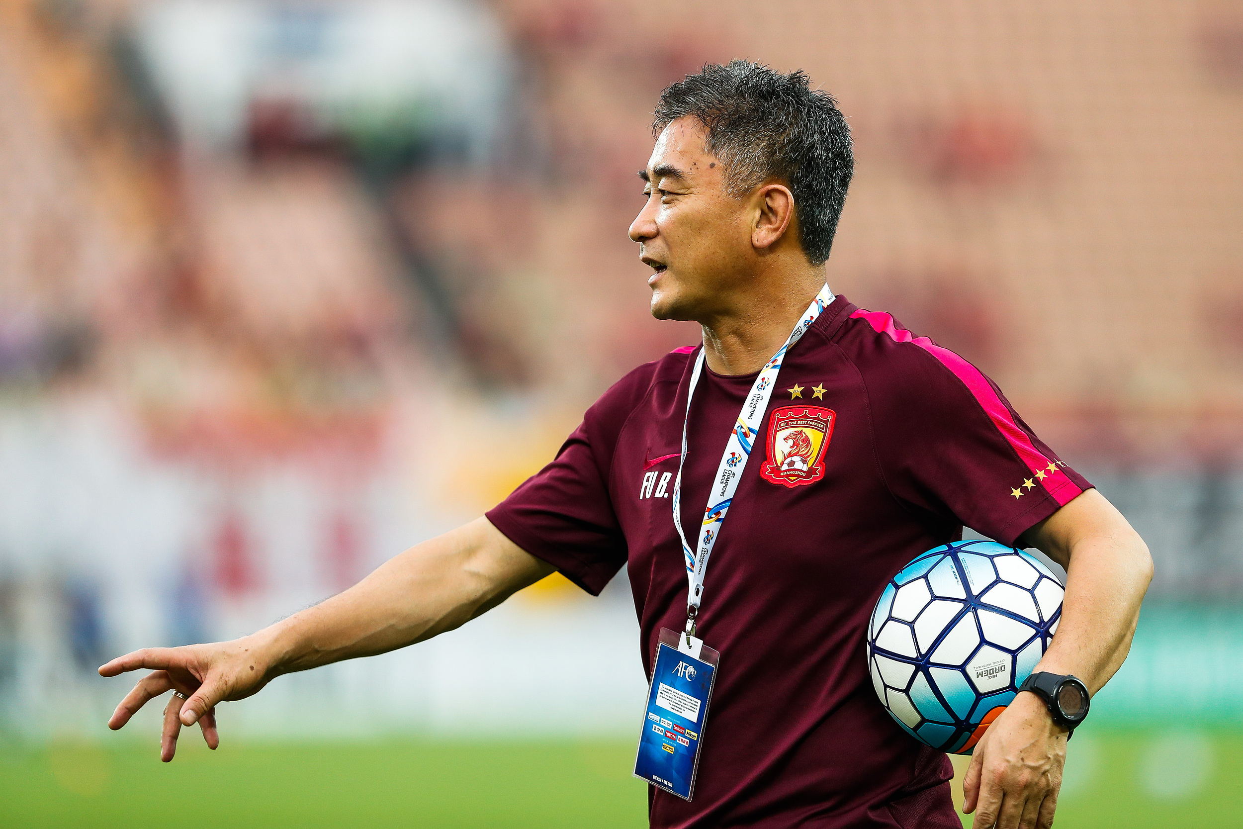 恒大最新队长郑智,郑智广州恒大对卡纳瓦罗