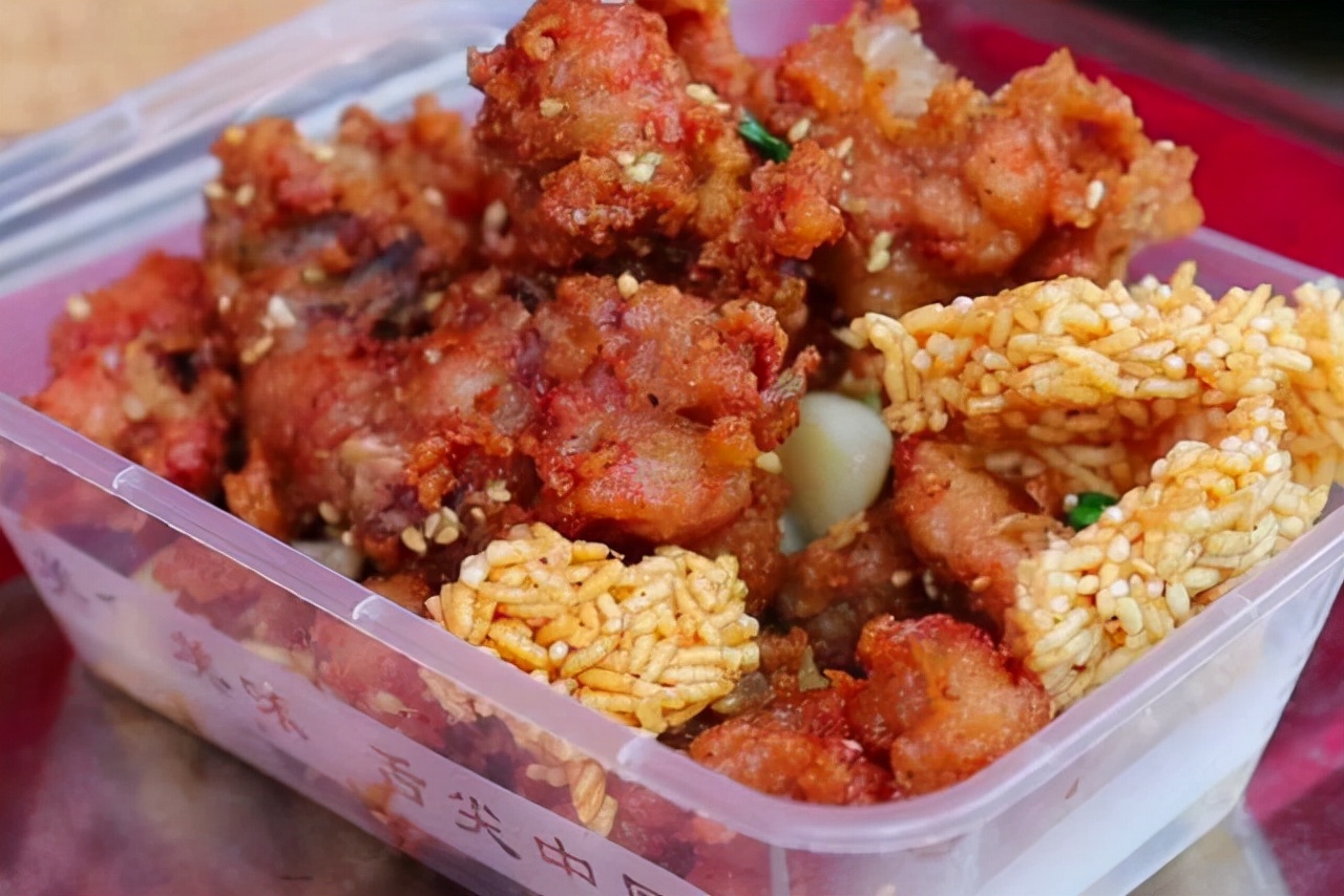 河南小伙自创火爆小吃，24种秘制配料，一天200斤收入4000多元