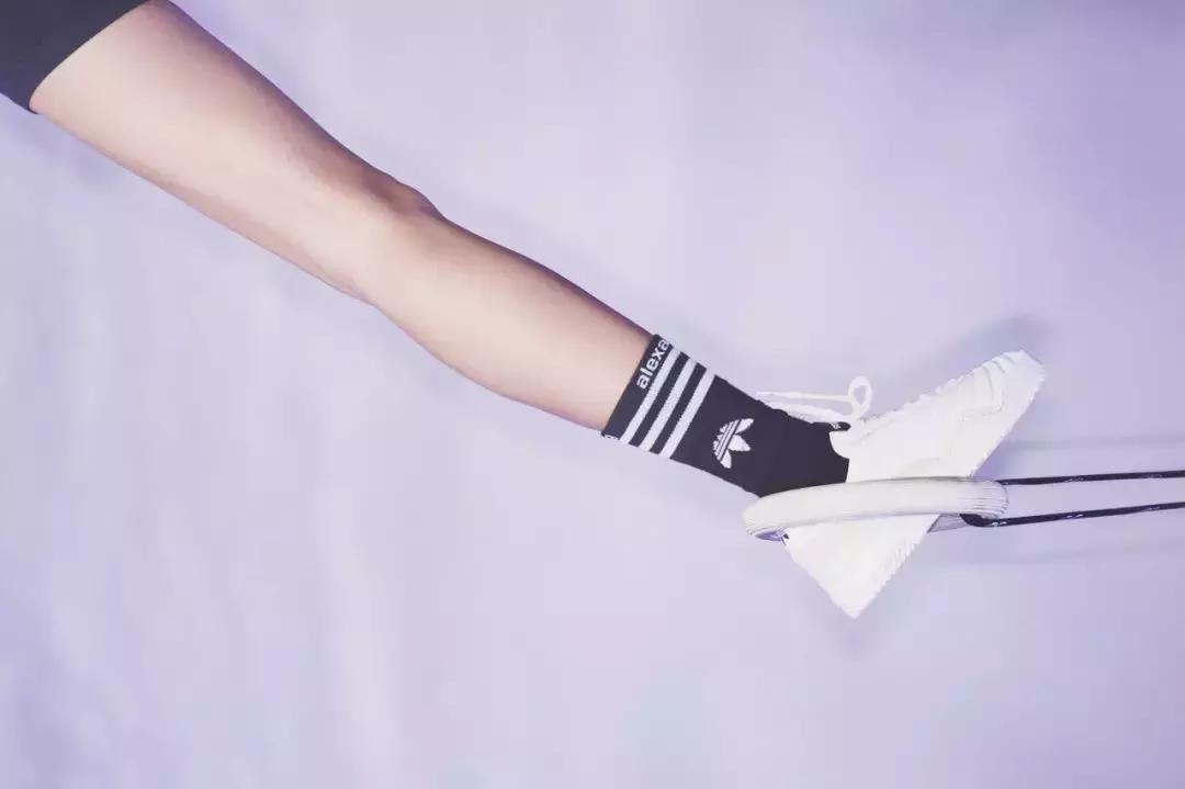 时髦就得穿高跟鞋？！nonono小白鞋也可以