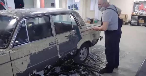 牛人在车上刷满除漆剂，漏出车身本色，车主：太漂亮了