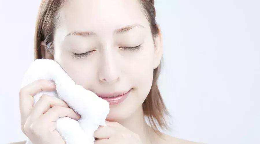 用毛巾洗脸的正确方法步骤,正确的用毛巾洗脸手法和步骤