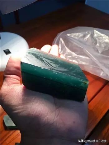 罕见的冰种翡翠,切出罕见冰翡翠