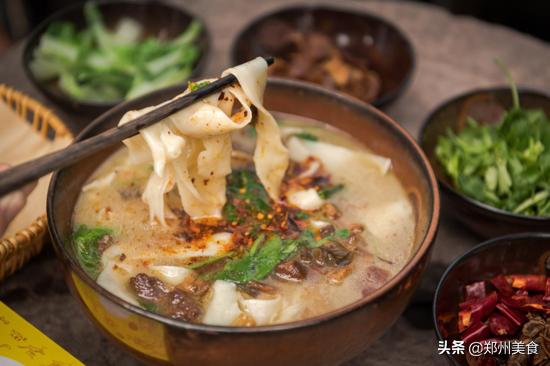 郑州最火爆烩面12元,一碗烩面深深的吸引顾客的味觉
