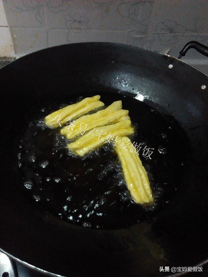 发面小油条怎么做酥脆松软,家常小油条的做法和发面全过程