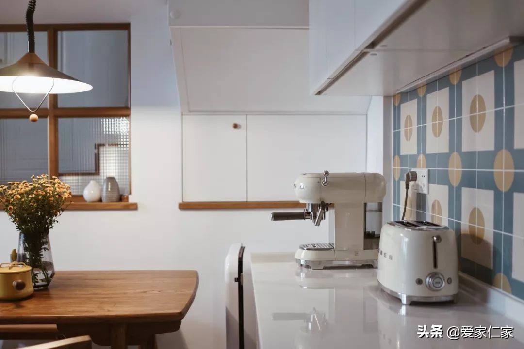 她买下32㎡上海老旧学区房，为女儿打造小桃园，还有超舒适大庭院