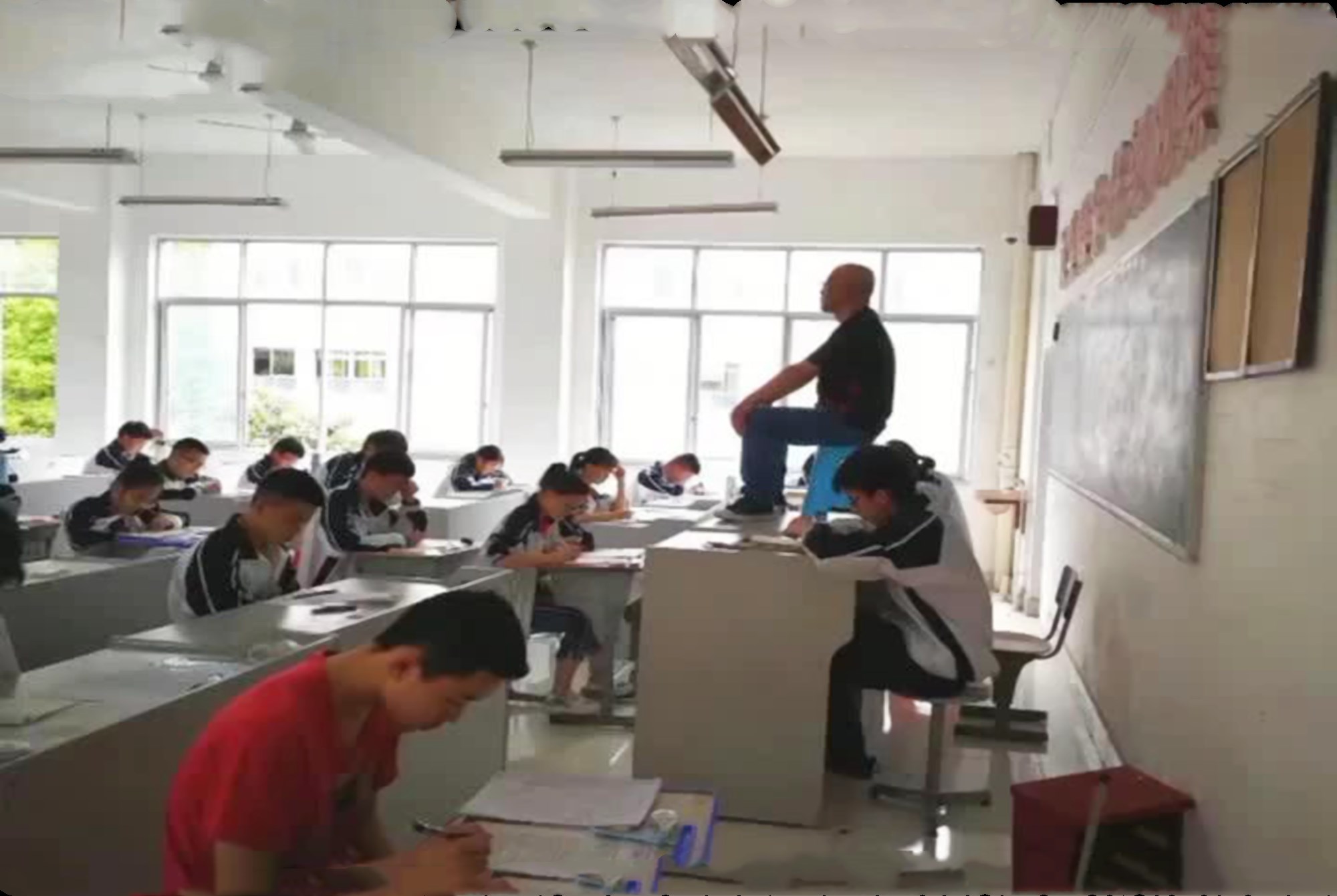 监考无聊怎么打发时间,监考极其无聊