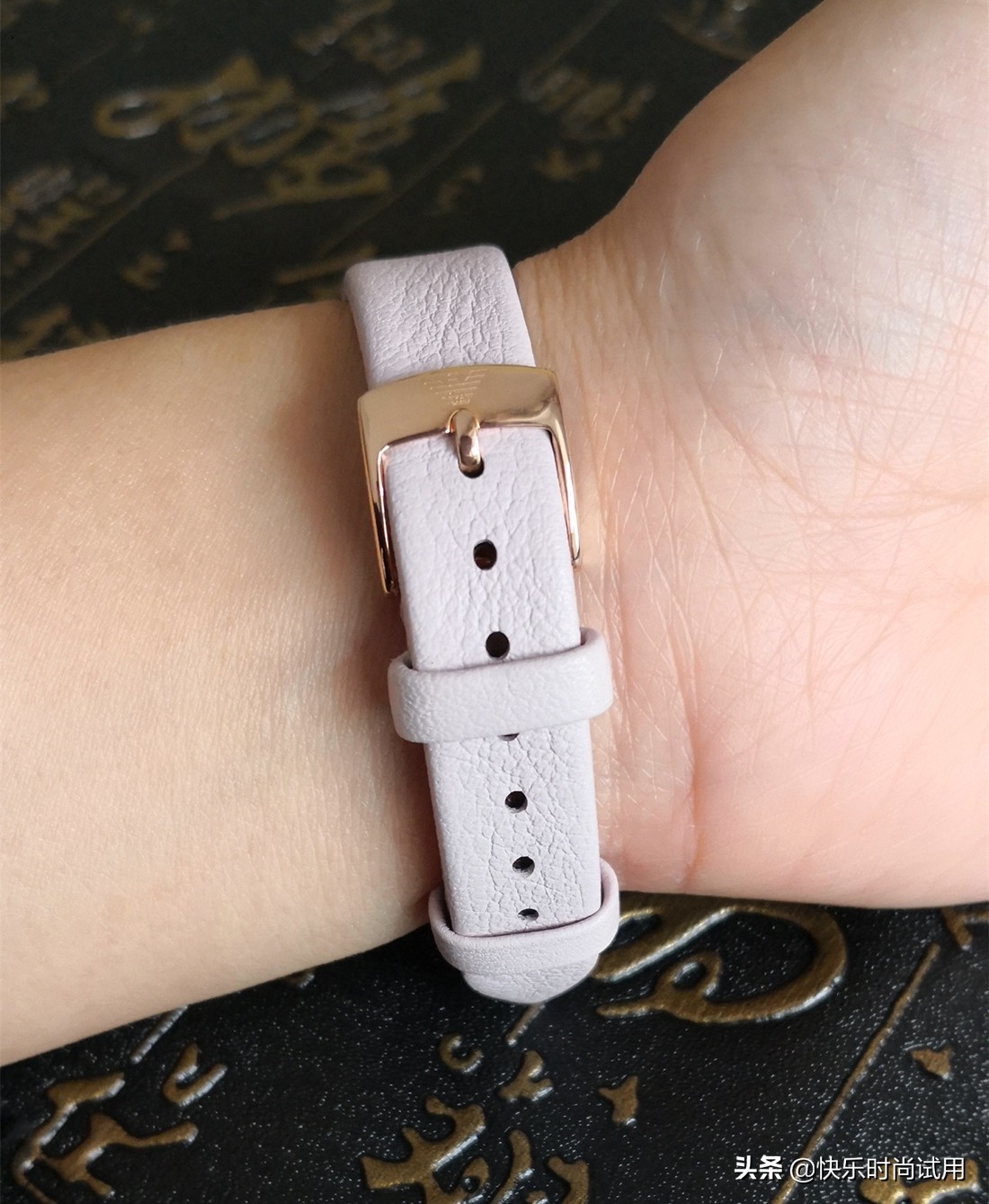 ax阿玛尼和emporio阿玛尼有什么区别,阿玛尼手表和阿玛尼口红是一家么