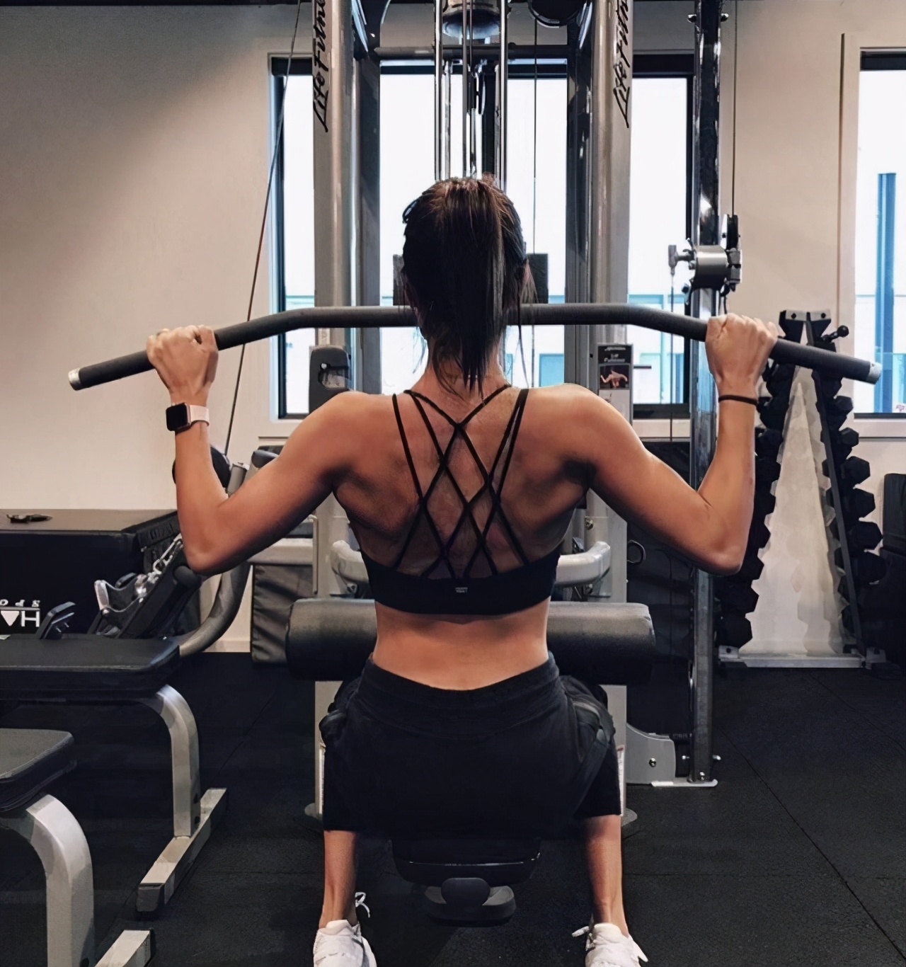 掌握这几个动作练出宽厚背部,背部训练练出强壮有力的背部