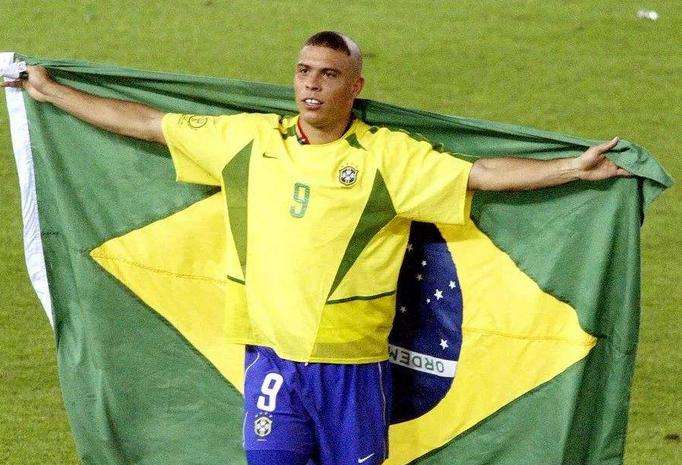 足坛为球王贝利送上最后的祝福,球王贝利最伟大的一粒进球