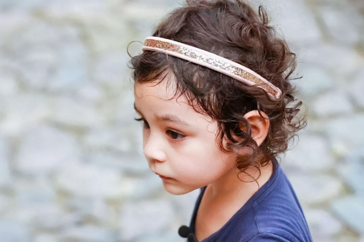 刘烨女儿霓娜近照曝光,刘烨女儿霓娜现在好漂亮