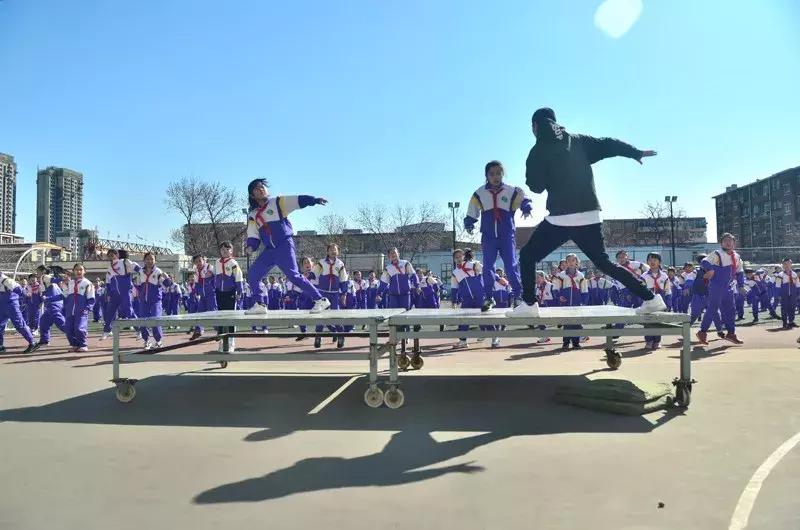 厉害啦！校长领舞，天津这所小学课间操火了！~落户天津落户联盟