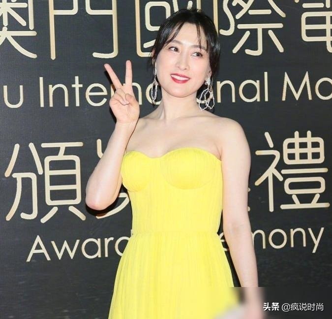 39岁马苏放得开，低胸礼服“撑”出凹凸感，饱满线条太迷人