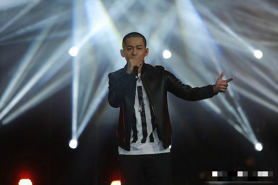 不满心爱球队失败，苏醒用拳头愤怒砸碎电视机，网友：狂躁发作？