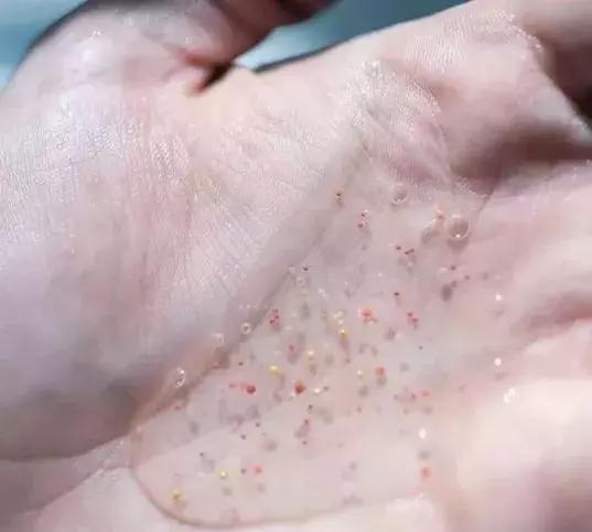 化妆品里竟然含有塑料？