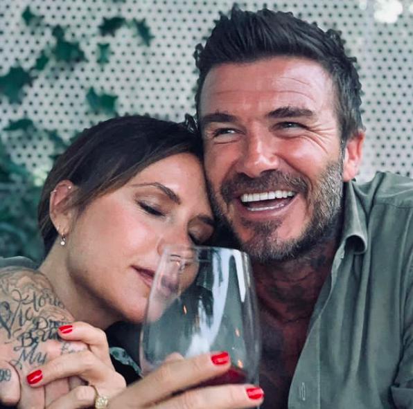 贝克汉姆高段位腻歪照超甜!熊抱贝嫂霸气,花臂+名表像斯文败类