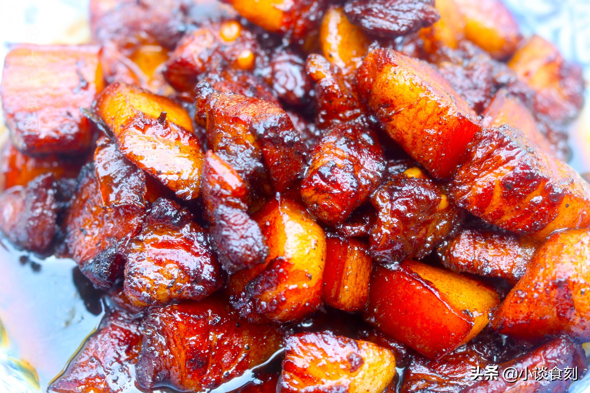色泽红亮的红烧肉终于做好了,红烧肉这样做出来色泽红亮