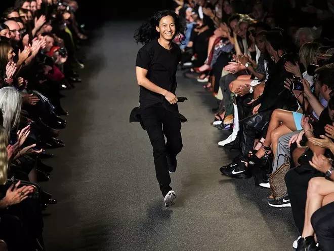 看时装周秀场vlog,时装周的深度解析