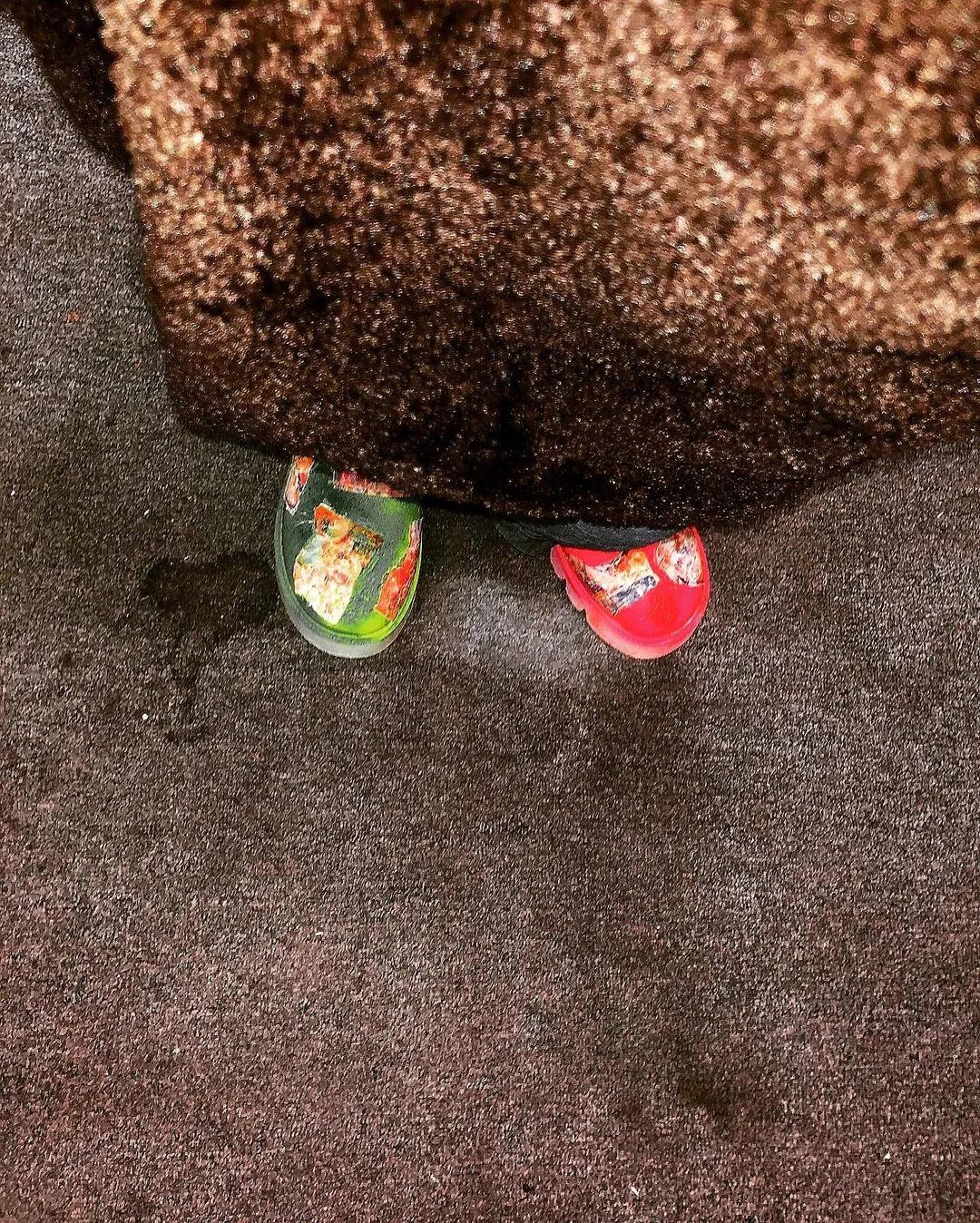 笑拉了！权志龙上脚“北卡蓝”，鞋贩子却因滤镜太重又冲错了