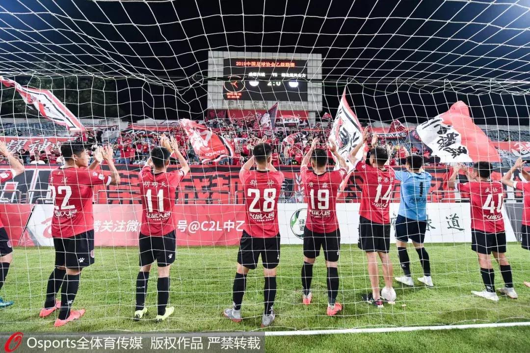 职业足球没钱玩不转！新东家强势介入，这支濒临解散的球队，竟然完成“两连升”