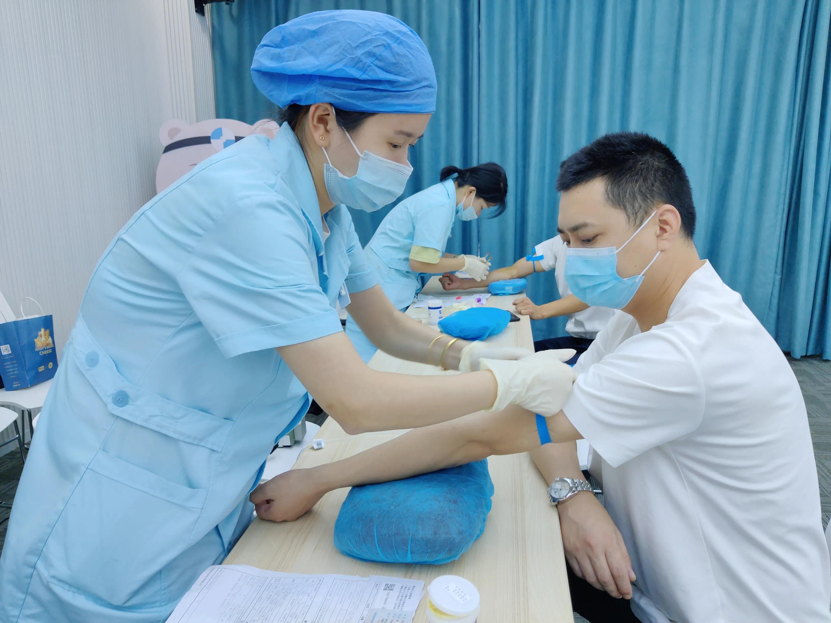 迎国庆献热血宁波牙科医院奉化院区组织员工开展无偿献血活动