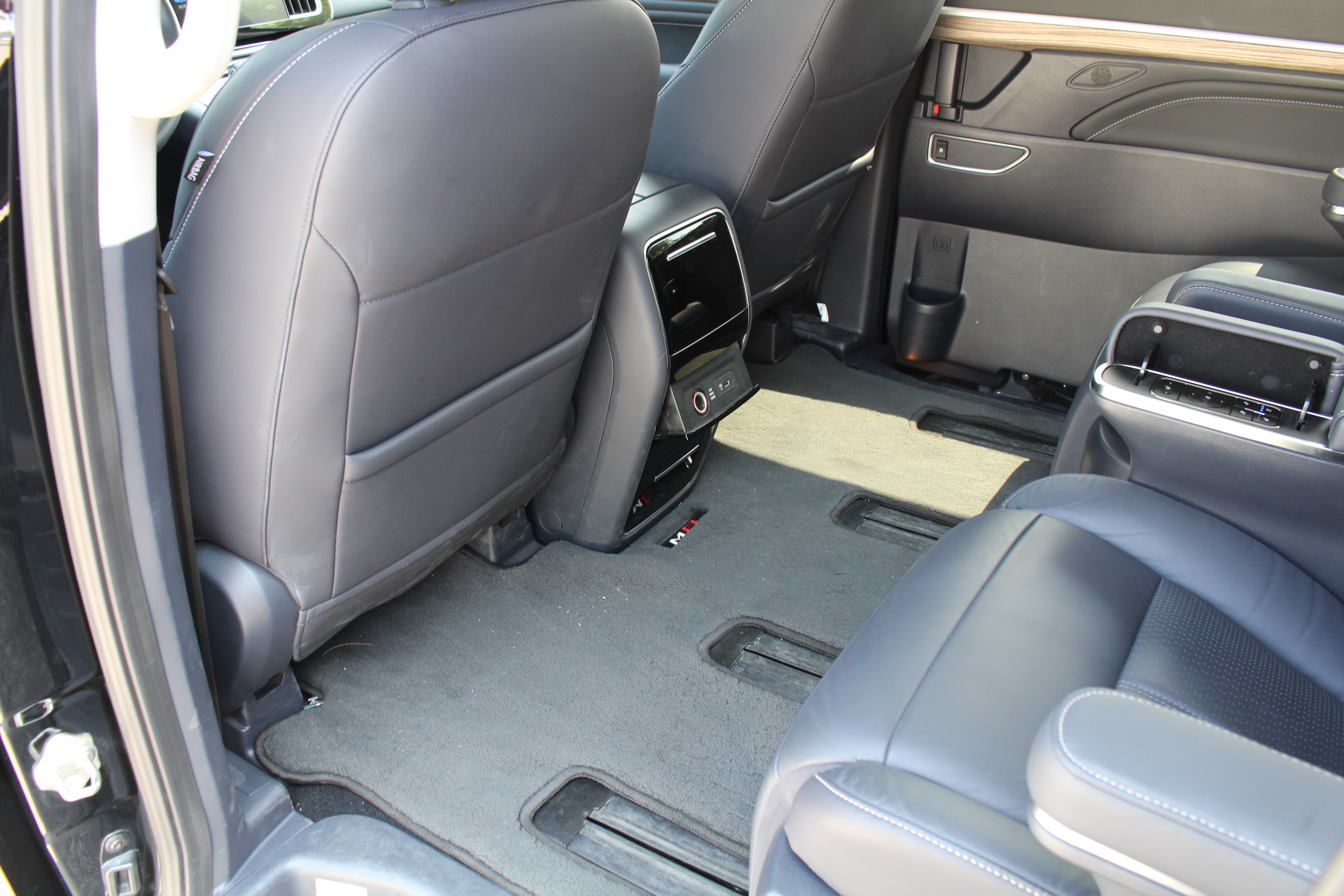 新款传祺m8改装成丰田埃尔法,传祺m8和埃尔法碰撞测试