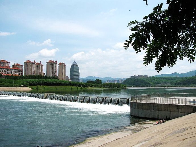 21年前本溪驻军无偿修建了一条太子河大坝如今变成一条滨河景观道