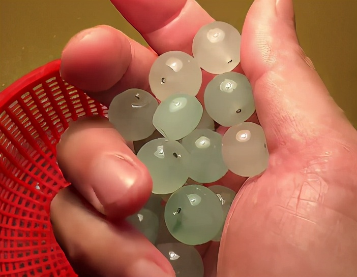 全是裂的沙枣青籽料,全是裂的珠宝