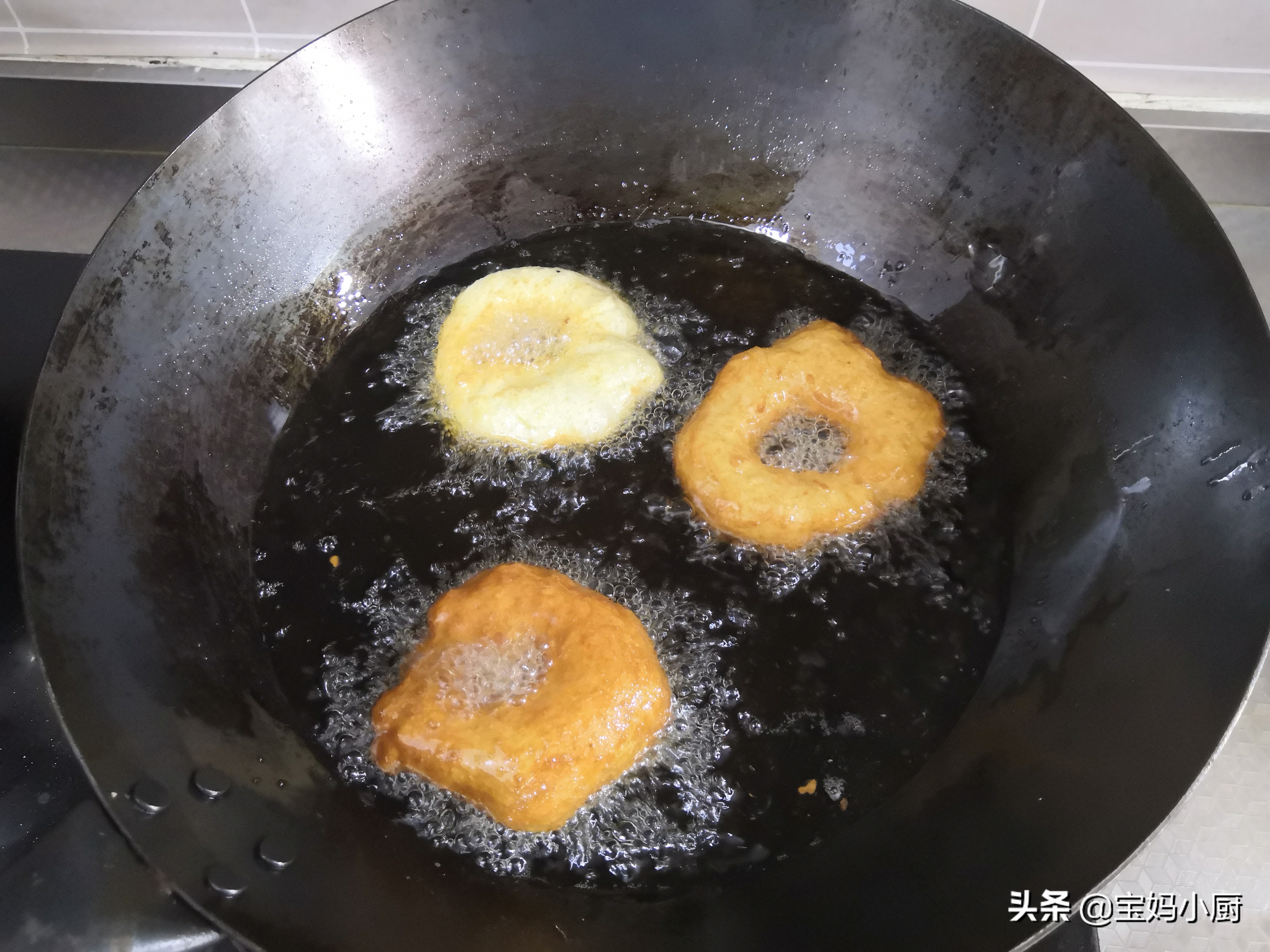 油条圈，家人吃着迷，比油条快手省事，一抓一揪就搞定，早餐要吃