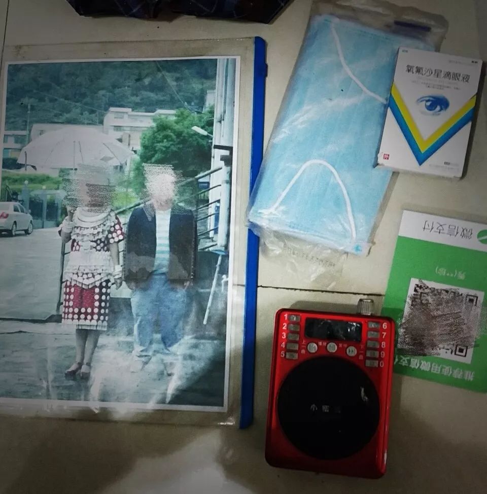 太可恶!凯里街头这对夫妻,偷滴眼药水博同情!