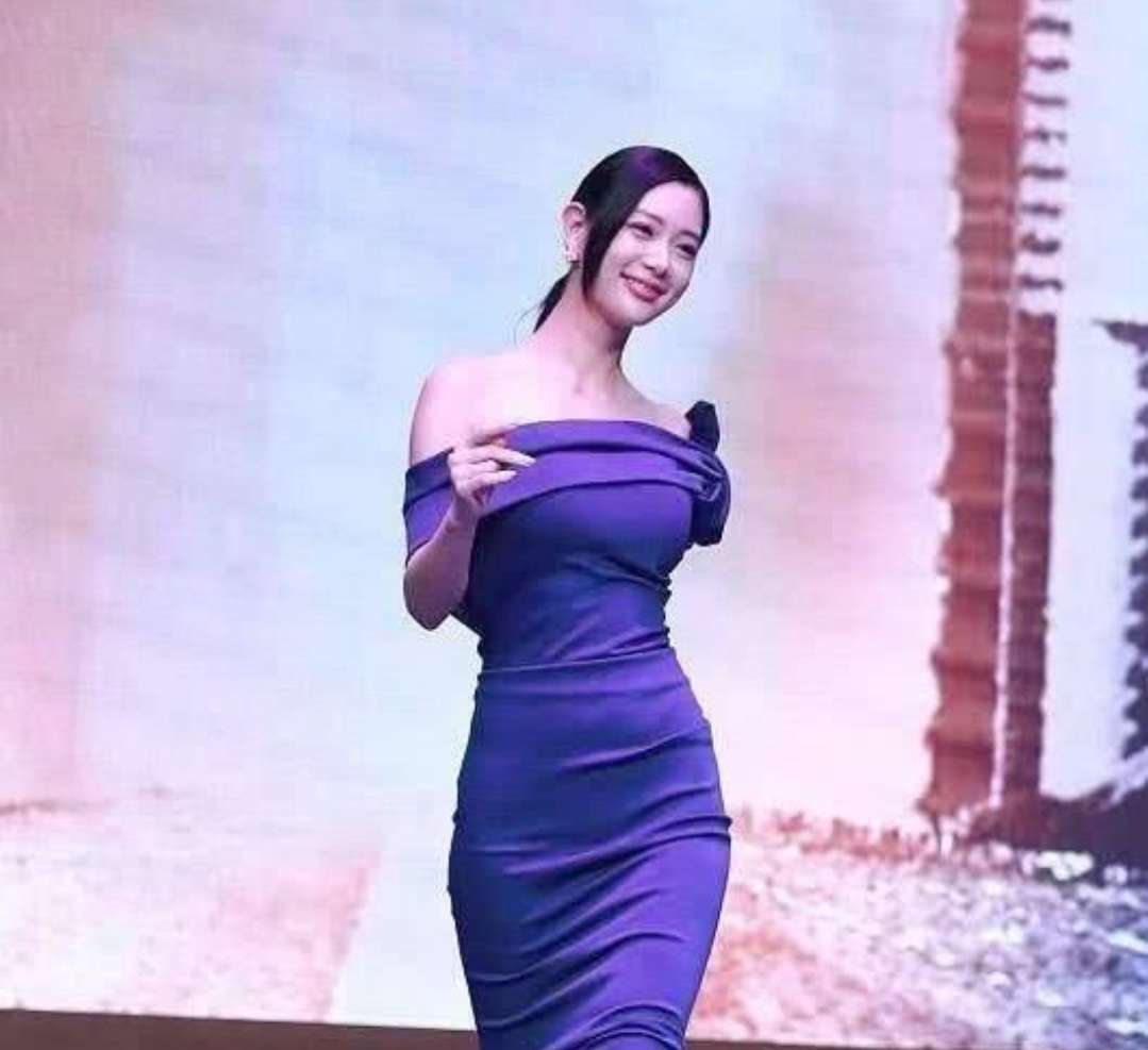 李成敏穿无痕裤后身材成为一绝,李成敏穿针织裙