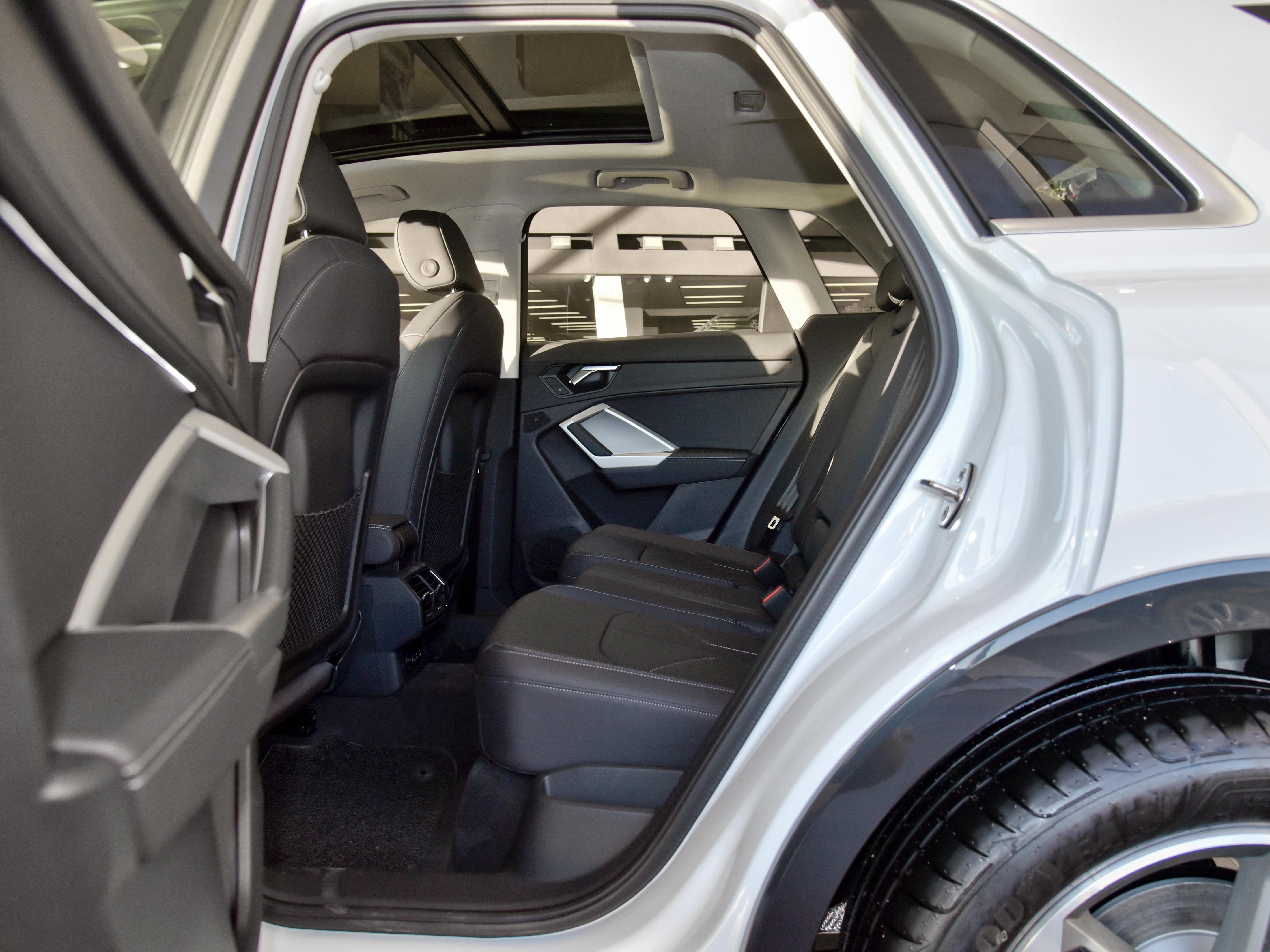 奥迪q3suv最新款,空间大油耗低性价比高的suv下线车