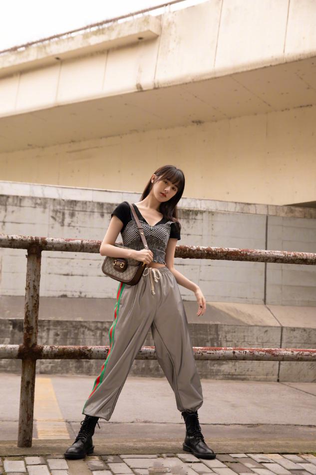 肉肉女孩竖条纹裤子显瘦,下半身有肉的女人穿搭