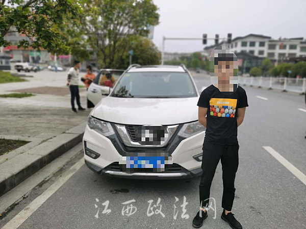 惊！宜春两孩被关汽车后备厢，民警忙查咋回事