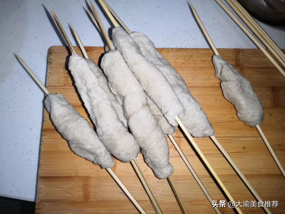 热门小吃摆摊烤面筋的做法,烤面筋也是很火爆的街边休闲小吃