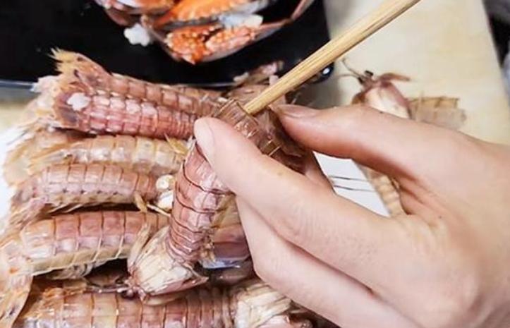皮皮虾剥壳小技巧图解,快速剥皮皮虾壳