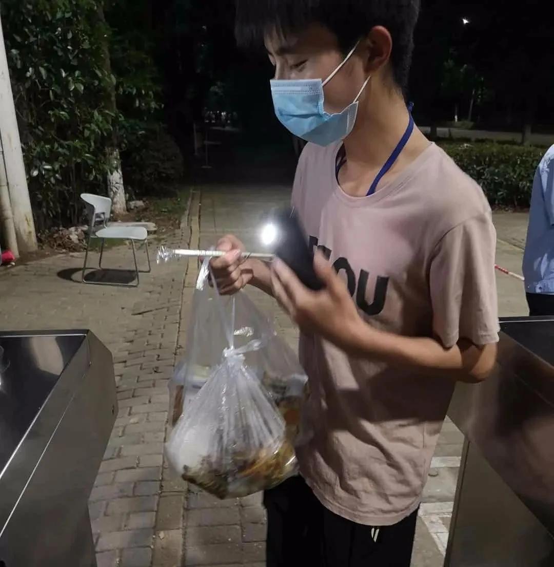 身边感动的正能量,爱是不经意间的感动