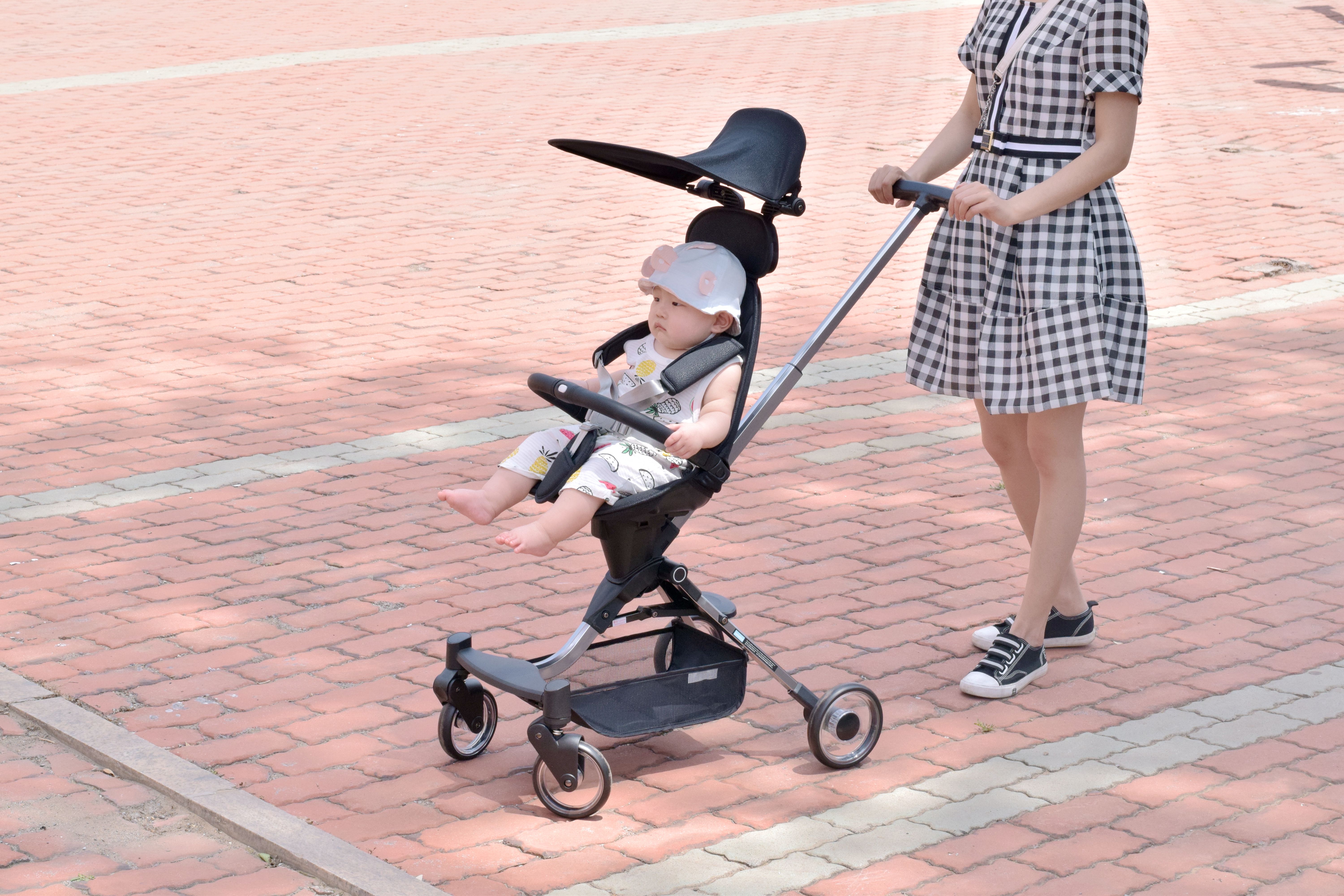 防侧翻设计，单手开合，小米推出首款轻便溜娃车，网友：价格合理