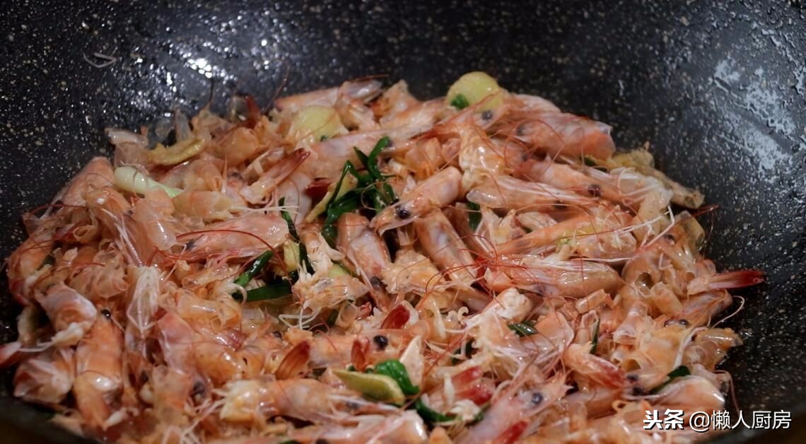 剥完虾仁，壳儿不要扔，这样简单一做，比浓汤宝还鲜，简单又好学