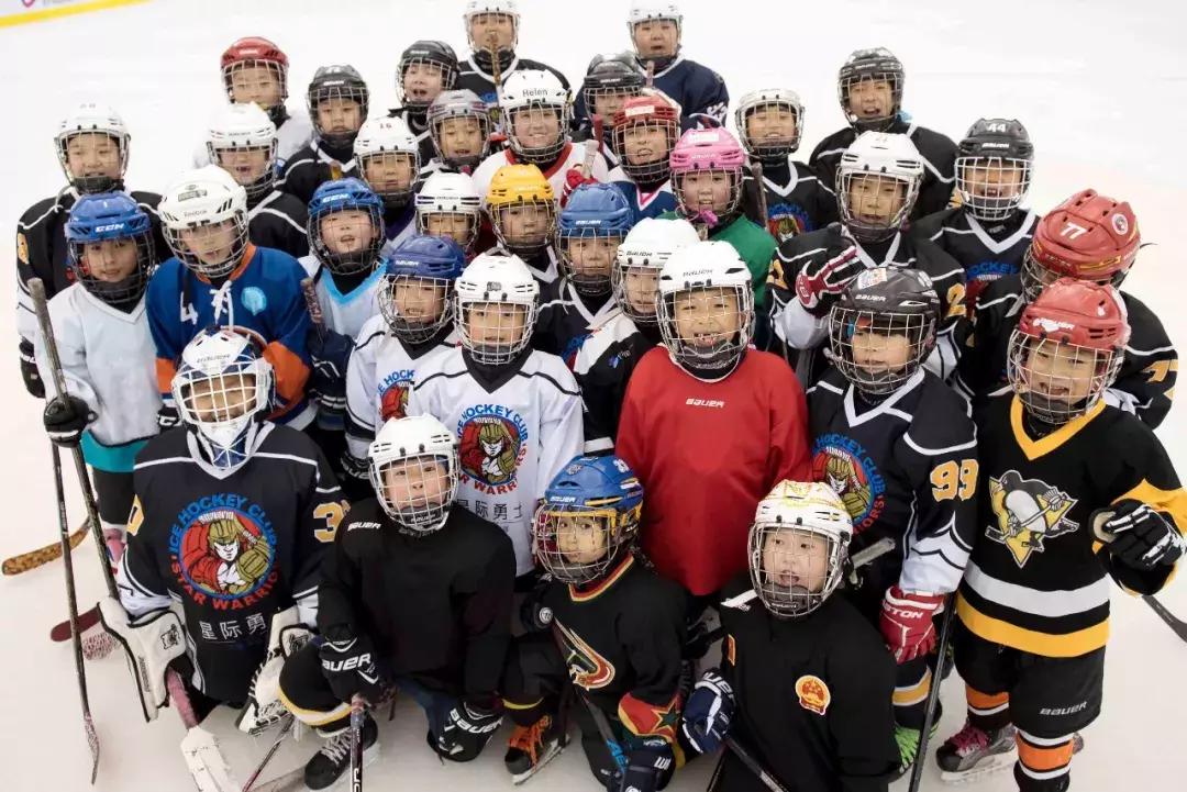 为什么要让孩子学足球,怎么能提高孩子学冰球的兴趣