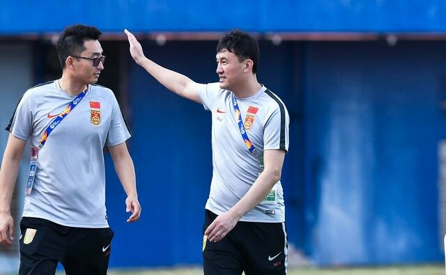 国奥0-1伊朗！陈戌源坐主席台笑的尴尬，高洪波坐看台面无表情