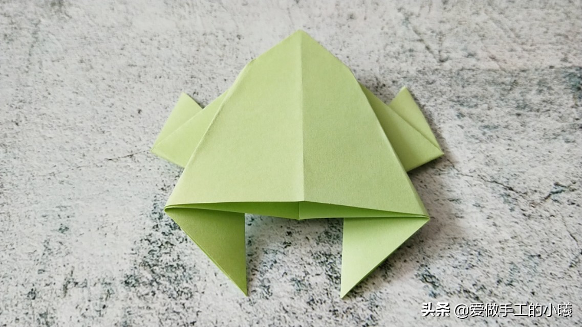 青蛙折纸能跳100米又好看又简单,会动的青蛙折纸图解
