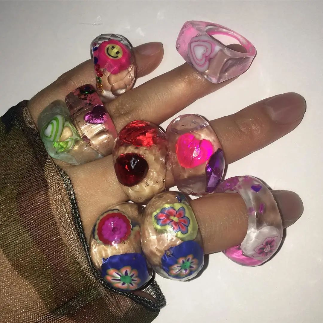 今年夏天，时尚圈流行戴假货