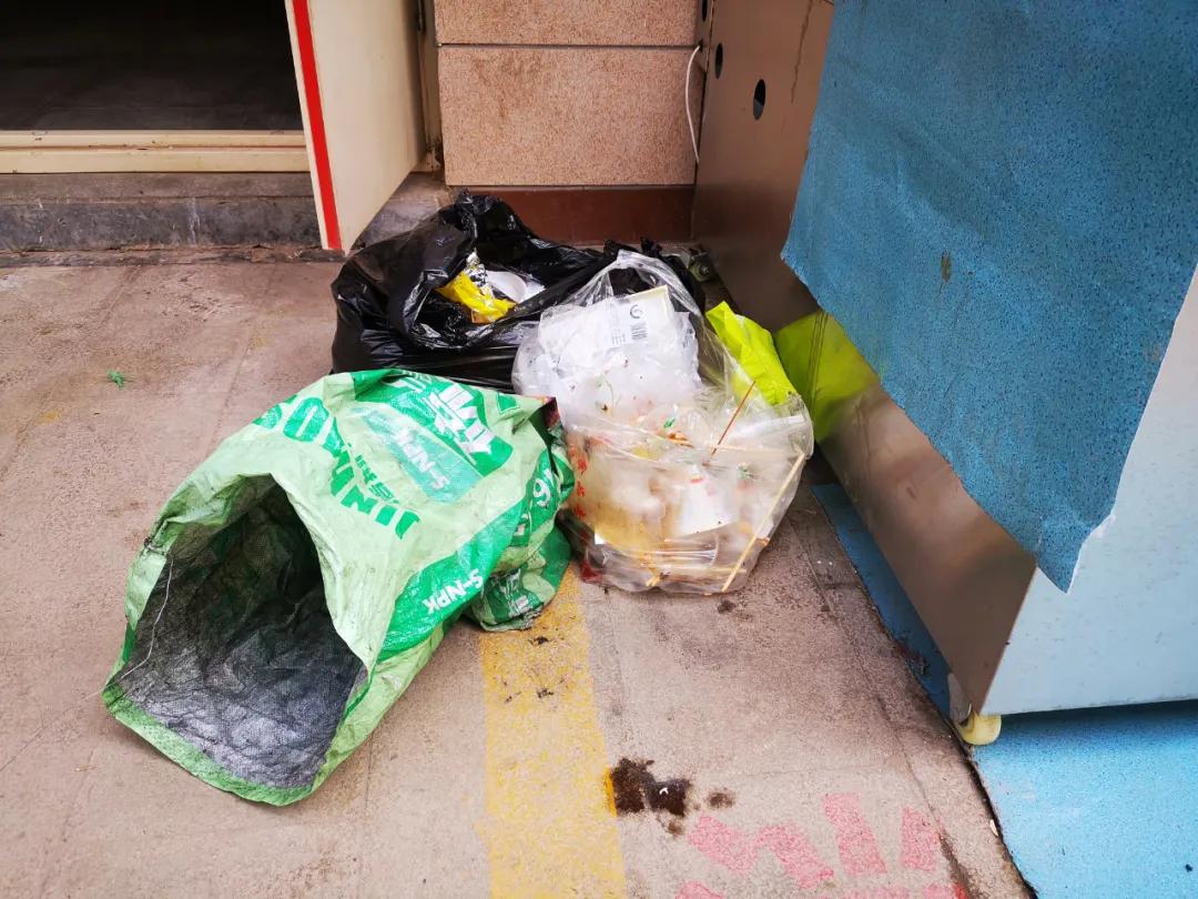 创城曝光台|新百广场秩序混乱问题依旧