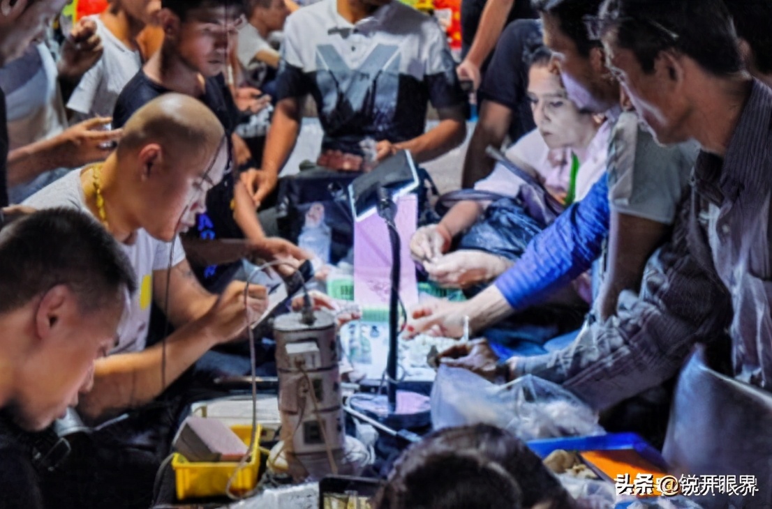 直播的翡翠怎么那么便宜是真的吗,直播间便宜的翡翠是什么材质