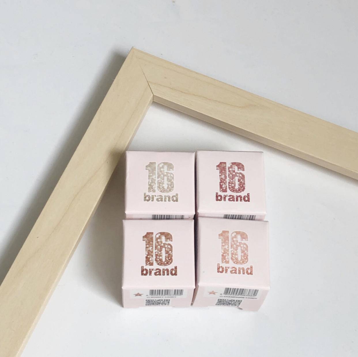 眼睛比较敏感用什么质地的眼影,眼睛凸买什么色的眼影