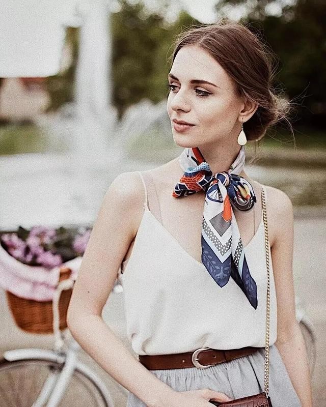 丝巾系法又来更新了精致女人必备,时尚丝巾的100种系法请收藏