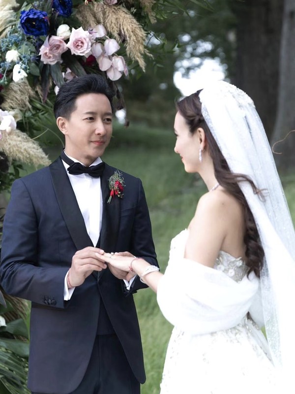 韩庚也有幸福肥了？穿白色拼贴棒球服帅气依旧，身材size大一圈